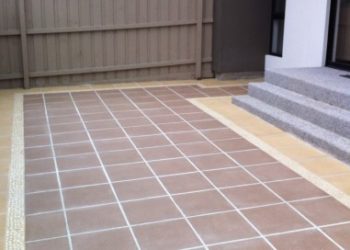 small courtyard square paving pavers steps pebble